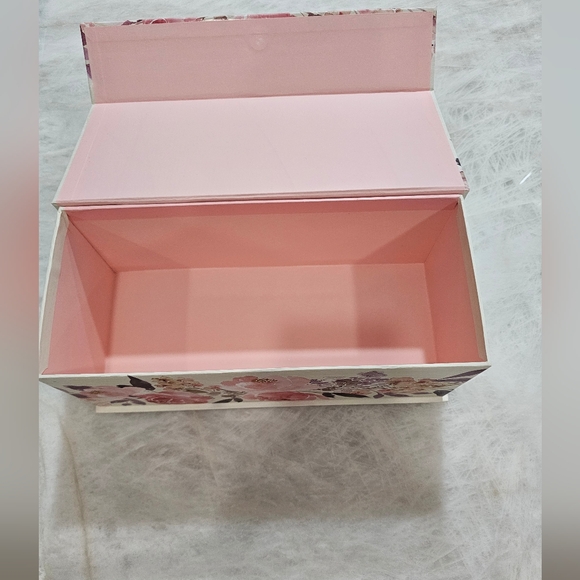 2 Decorative Gift Boxes Fantastic Way to Wrap a Special Gift or Display NWT - Picture 3 of 10